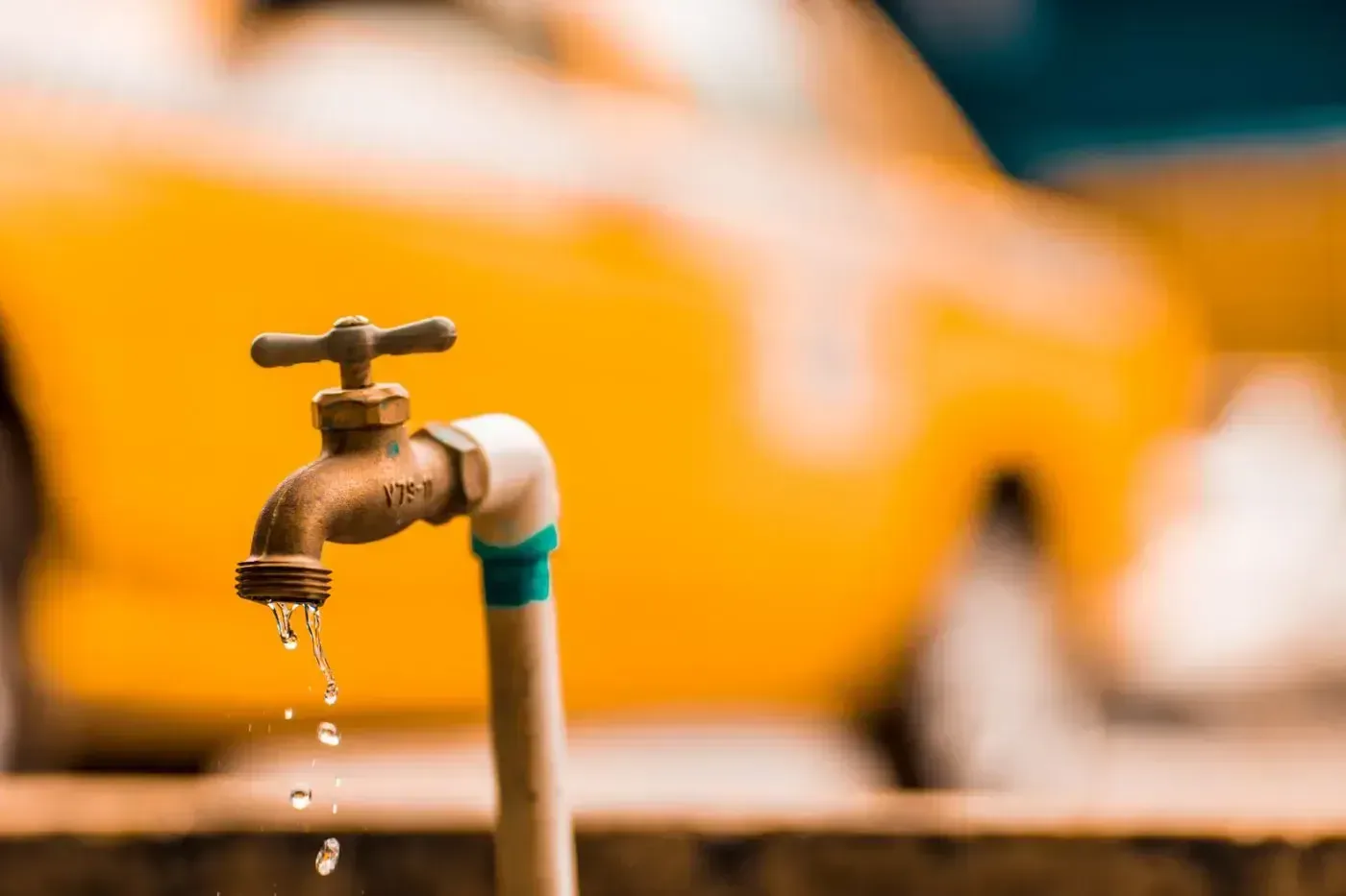 Plombier remplaçant un mitigeur de lavabo à Pontoise